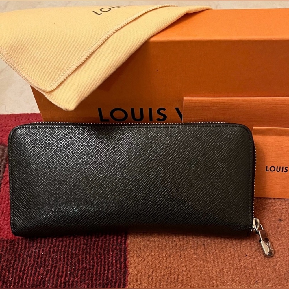 *LIKE NEW* - LOUIS VUITTON ZIPPY VERTICAL TIAGA LEATHER (BLACK) - - Picture 1 of 11